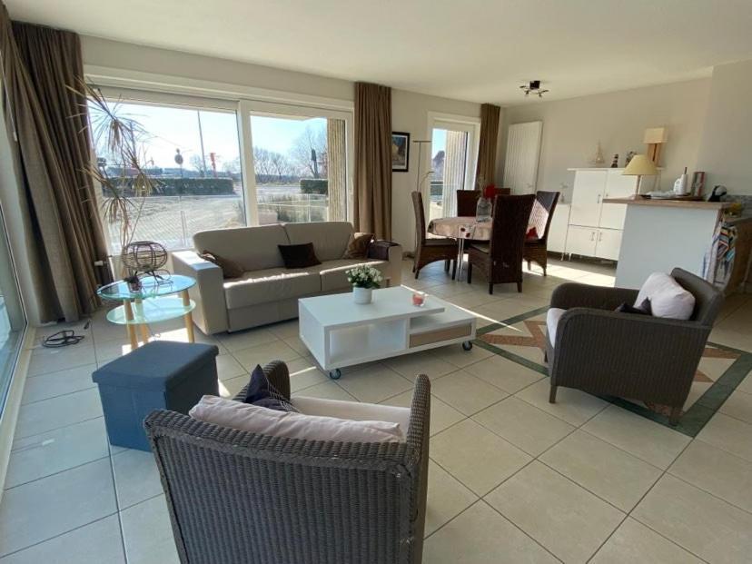 Seadream: Modern Beachside Retreat with Terrace Views Nieuwpoort Exterior photo